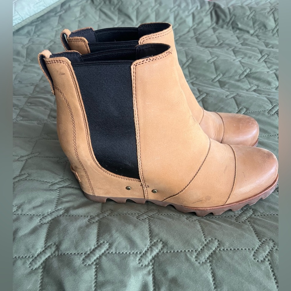 Sorel Women's Tan Chelsea Wedge Booties